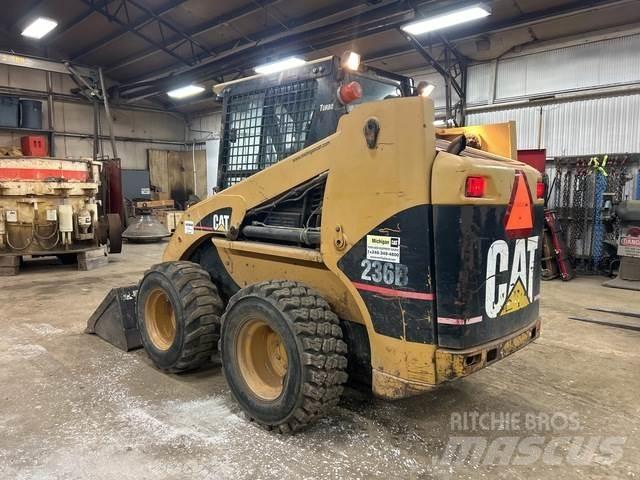 CAT 236B Liukuohjatut kuormaajat