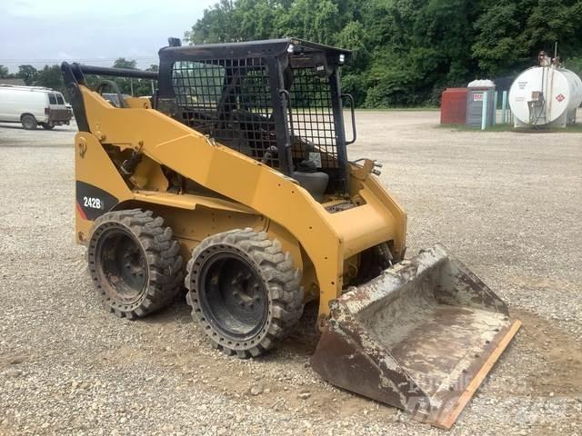 CAT 242B3 Liukuohjatut kuormaajat