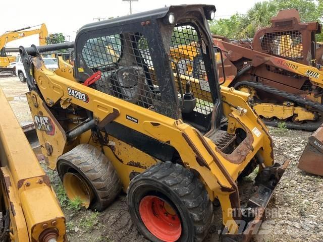 CAT 242D3 Liukuohjatut kuormaajat