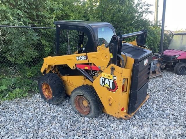 CAT 242D3 Liukuohjatut kuormaajat