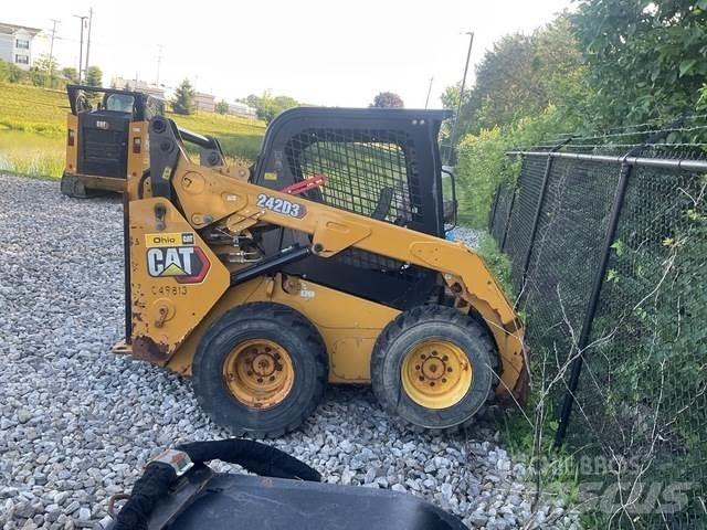 CAT 242D3 Liukuohjatut kuormaajat