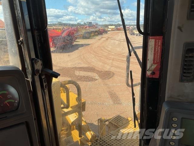 CAT D10T Telaketjupuskutraktorit