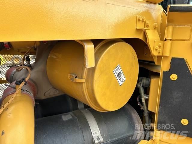 CAT D10T2 Telaketjupuskutraktorit