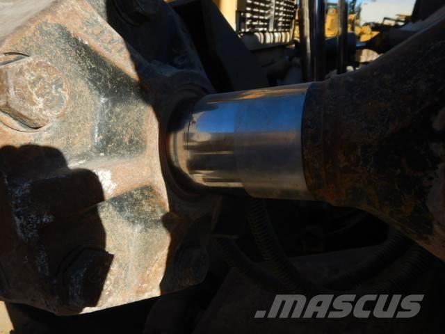 CAT D10T2 Telaketjupuskutraktorit