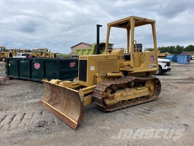 CAT D3B Telaketjupuskutraktorit