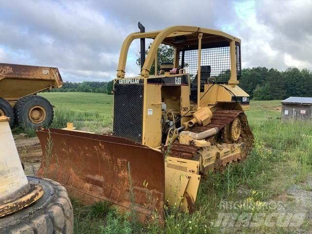 CAT D5M XL Telaketjupuskutraktorit