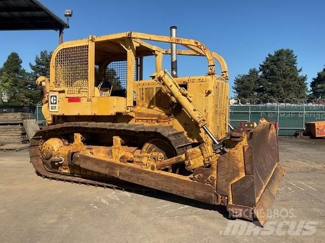 CAT D7 Telaketjupuskutraktorit