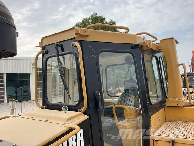 CAT D8R Telaketjupuskutraktorit