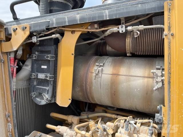 CAT D8T Telaketjupuskutraktorit