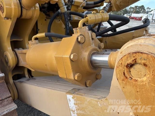 CAT D8T Telaketjupuskutraktorit
