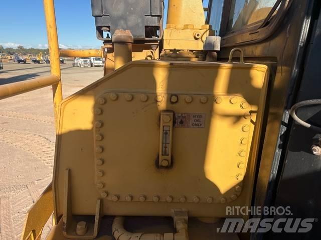 CAT D9T Telaketjupuskutraktorit