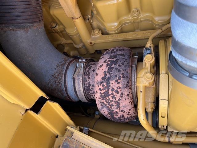 CAT D9T Telaketjupuskutraktorit