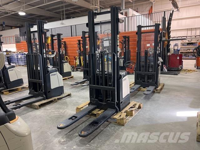 Crown ES 4000 Ajettavat pinoamisvaunut