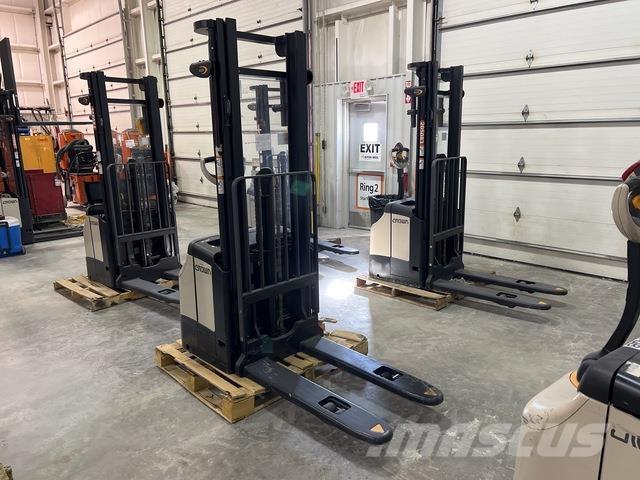 Crown ES 4000 Ajettavat pinoamisvaunut