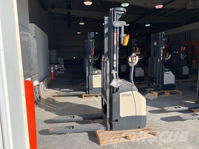 Crown ES 4000 Ajettavat pinoamisvaunut