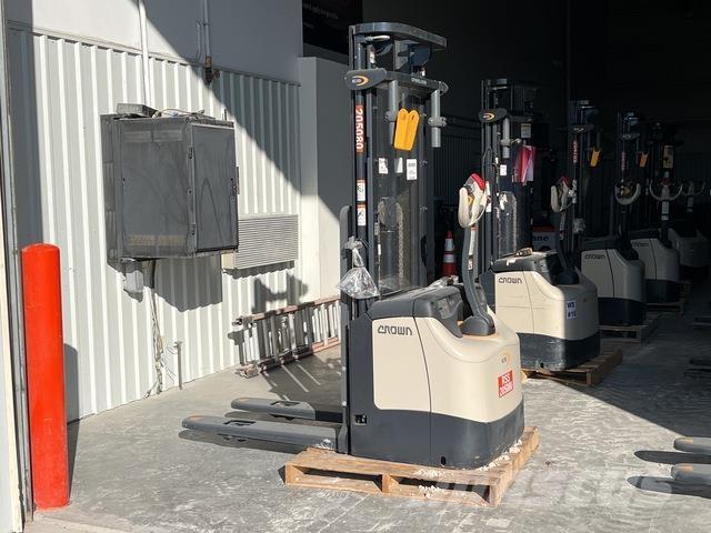 Crown ES 4000 Ajettavat pinoamisvaunut