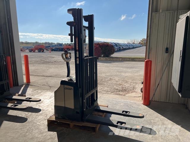 Crown ES 4000 Ajettavat pinoamisvaunut