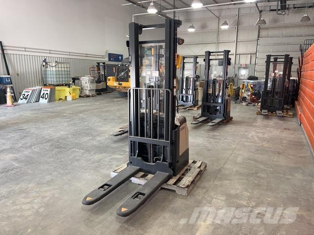 Crown ES 4000 Ajettavat pinoamisvaunut