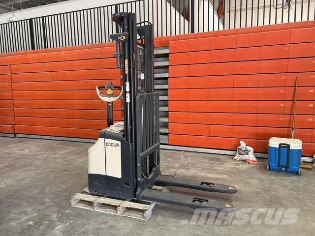 Crown ES 4000 Ajettavat pinoamisvaunut