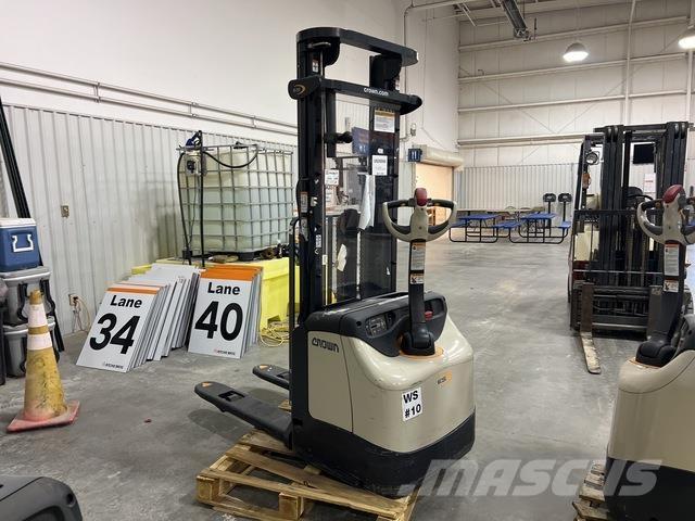 Crown ES 4000 Ajettavat pinoamisvaunut