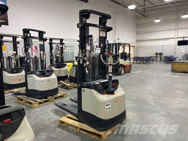 Crown ES 4000 Ajettavat pinoamisvaunut