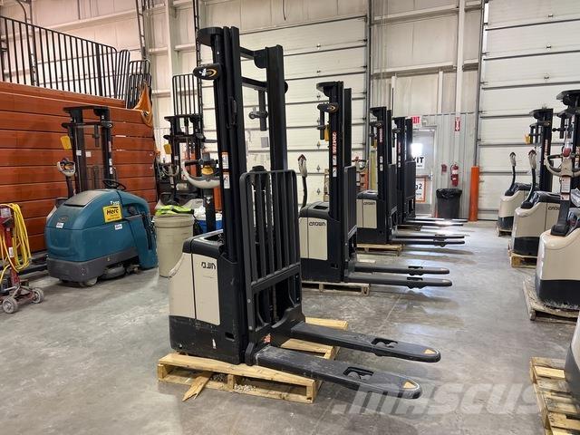 Crown ES 4000 Ajettavat pinoamisvaunut