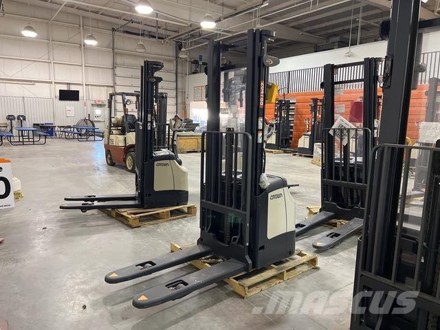 Crown ES 4000 Ajettavat pinoamisvaunut