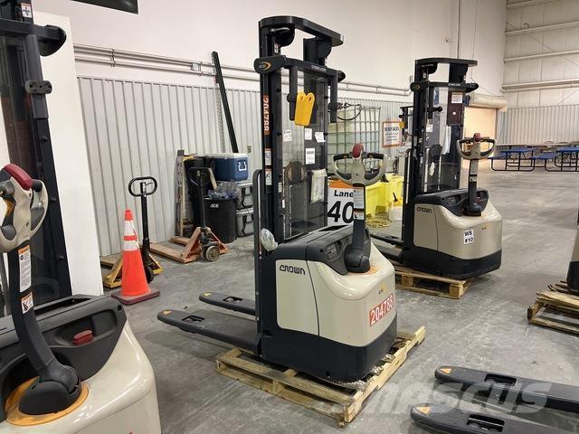 Crown ES 4000 Ajettavat pinoamisvaunut