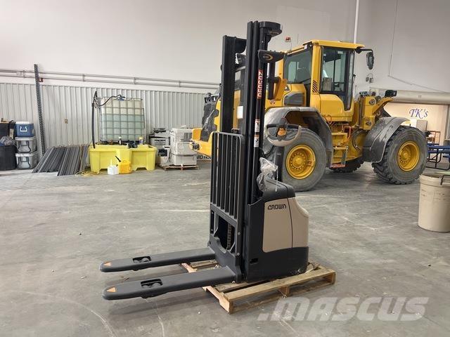 Crown ES 4000 Ajettavat pinoamisvaunut