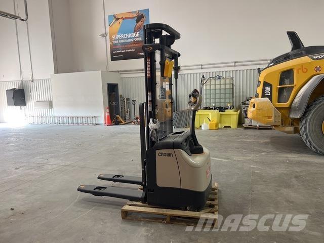 Crown ES 4000 Ajettavat pinoamisvaunut