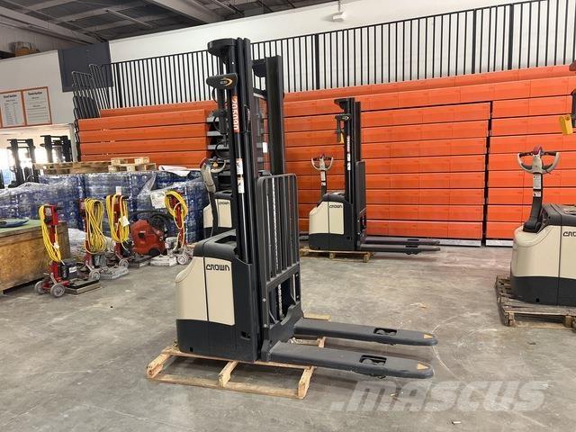 Crown ES 4000 Ajettavat pinoamisvaunut