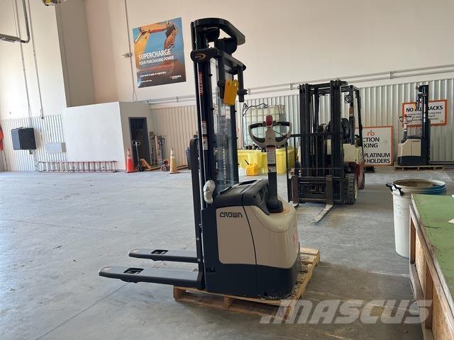 Crown ES 4000 Ajettavat pinoamisvaunut