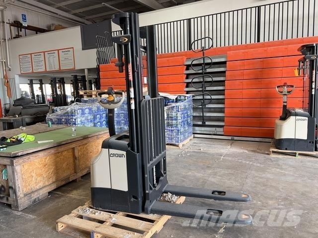 Crown ES 4000 Ajettavat pinoamisvaunut