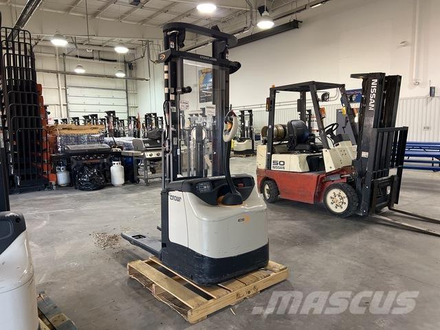 Crown ES 4000 Ajettavat pinoamisvaunut