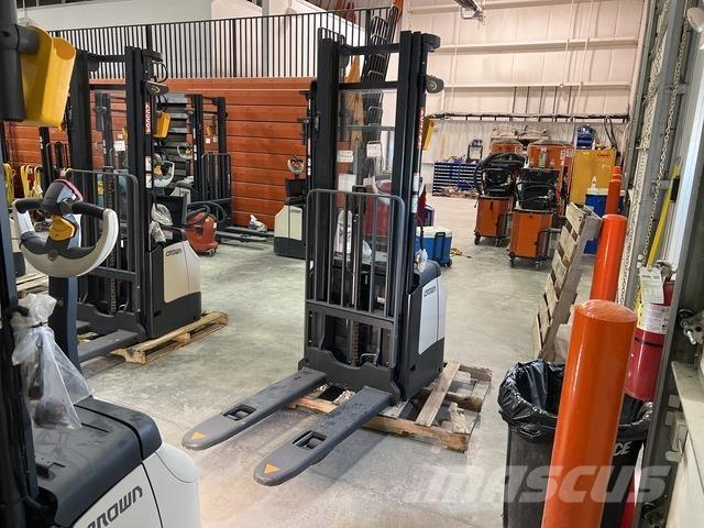 Crown ES 4000 Ajettavat pinoamisvaunut