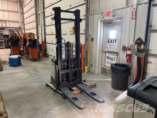 Crown ES 4000 Ajettavat pinoamisvaunut