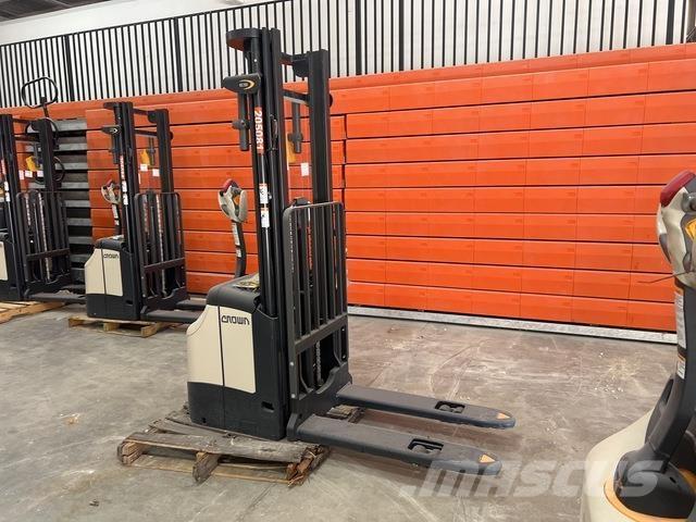 Crown ES 4000 Ajettavat pinoamisvaunut