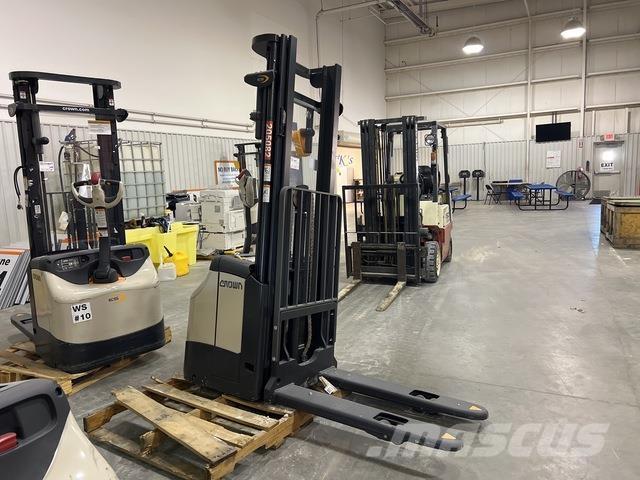 Crown ES 4000 Ajettavat pinoamisvaunut