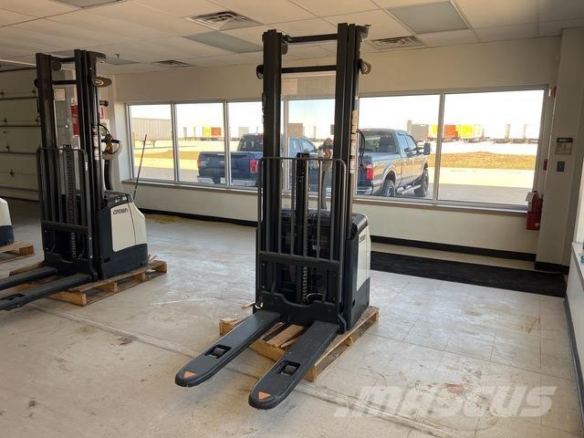 Crown ES 4000 Ajettavat pinoamisvaunut