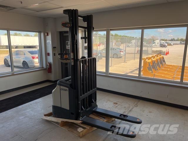 Crown ES 4000 Ajettavat pinoamisvaunut