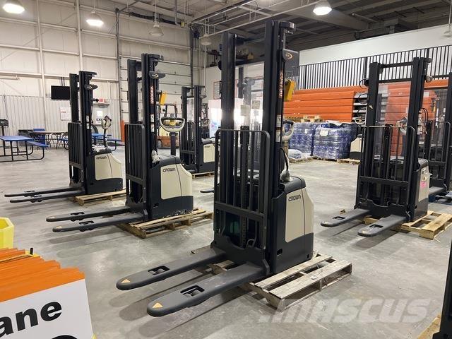 Crown ES 4000 Ajettavat pinoamisvaunut