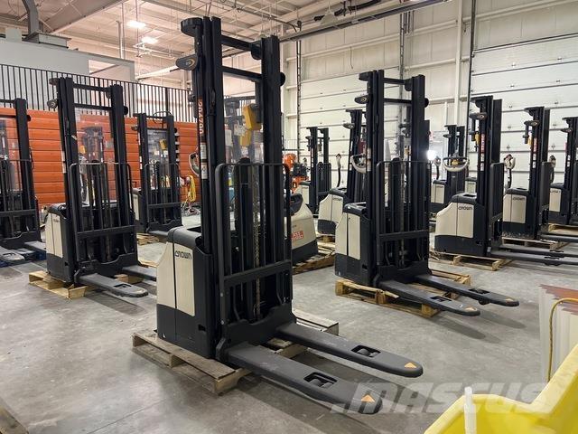 Crown ES 4000 Ajettavat pinoamisvaunut