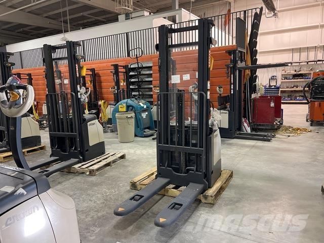 Crown ES 4000 Ajettavat pinoamisvaunut