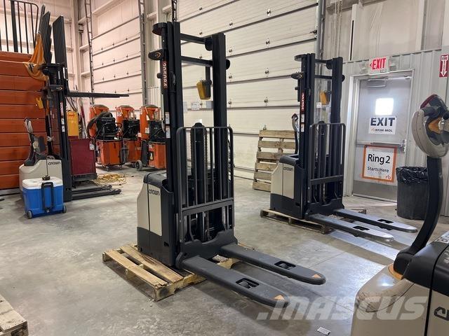 Crown ES 4000 Ajettavat pinoamisvaunut