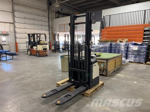 Crown ES 4000 Ajettavat pinoamisvaunut