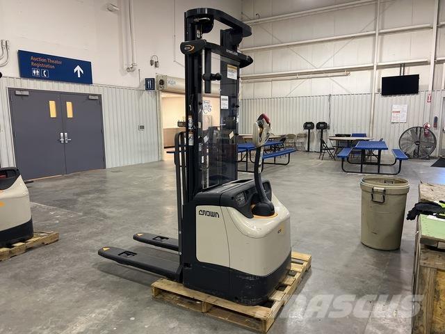 Crown ES 4000 Ajettavat pinoamisvaunut