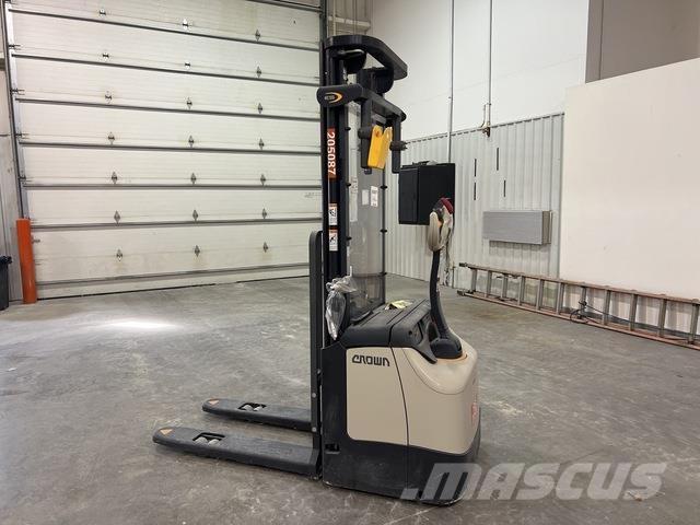 Crown ES 4000 Ajettavat pinoamisvaunut