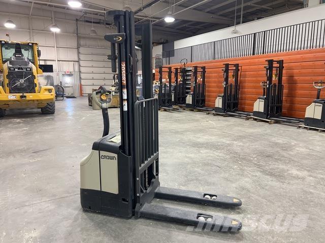 Crown ES 4000 Ajettavat pinoamisvaunut