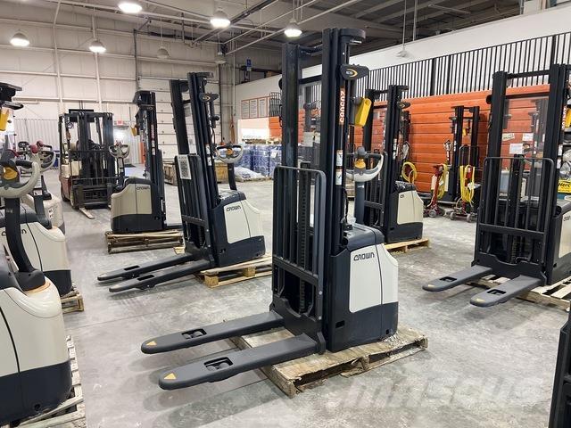 Crown ES 4000 Ajettavat pinoamisvaunut