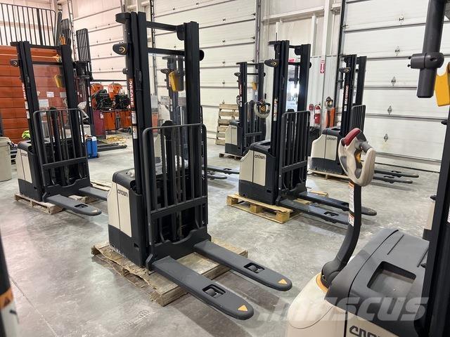 Crown ES 4000 Ajettavat pinoamisvaunut